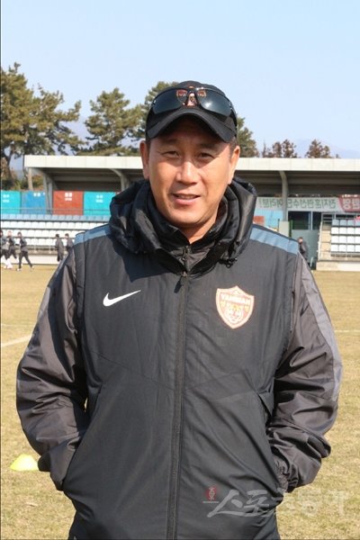 올 시즌 중국 슈퍼리그(1부)로 승격된 옌볜 부덕 박태하 감독은 지난해 중국축구협회가 선정하는 갑리그(2부) 최우수지도자상을 받았다. 그는 구단과 2년 연장계약으로 의리를 지켰다. 서귀포｜남장현 기자 yoshike3@donga.com