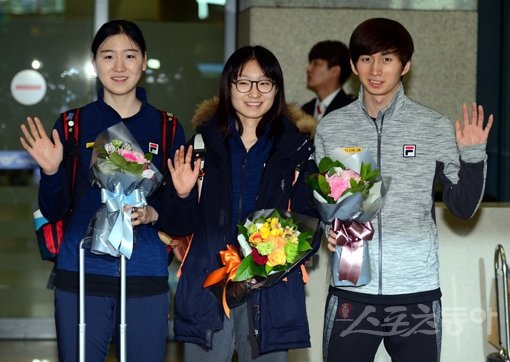 2015~2016시즌 국제빙상연맹(ISU) 쇼트트랙 월드컵 6차 대회를 마친 노도희, 최민정, 박세영(왼쪽부터)이 16일 인천국제공항을 통해 귀국한 뒤 손을 흔들고 있다. 노도희는 여자 1000m 2차 레이스, 박세영은 남자 1000m 1차 레이스에서 각각 금메달을 따냈고, 최민정도 여자 500m와 1000m 1차 레이스에서 은메달 2개를 획득했다. 인천국제공항｜김민성 기자 marineboy@donga.com