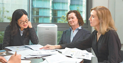 정우경 삼성전자 생활가전사업부 개발팀 수석과 미국 스탠퍼드대 린 힐드먼 도시환경학과 교수, 카리 나도 의대 면역·알레르기학 교수(왼쪽부터)가 최근 스탠퍼드대 의대 임상의학연구소에서 만나 삼성전자 공기청정기 사용 영향에 대한 공동 연구 결과에 대해 대화를 나누고 있다. 삼성전자 제공