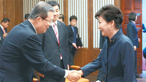 “오랜만입니다”



박근혜 대통령이 16일 ‘국정에 관한 국회 연설’에 앞서 국회의장실에서 여야 지도부와 환담했다. 박 대통령은 이 자리에서 더불어민주당 김종인 비상대책위원회 대표(왼쪽)와 악수하며 협조를 당부했다. 청와대 제공