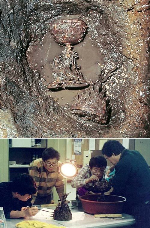 1993년 12월 12일 충남 부여군 능산리 절터에서 백제금동대향로가 출토된 직후의 모습(맨 위). 신광섭 관장(맨 아래)과 조사원들이 막 꺼내온 향로의 이물질을 닦아내고 있다. 국립부여박물관 제공