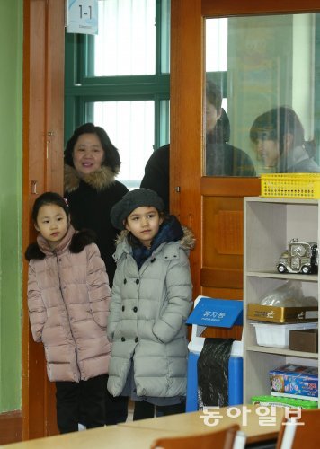 초등학교에 입학하는 자녀가 잘 적응할 수 있도록 돕기 위해서는 부모가 ‘학교는 좋은 곳’이라는 인식을 심어주는 동시에 단체 생활의 규칙을 잘 따를 수 있도록 지도하는 것이 중요하다. 동아일보 DB