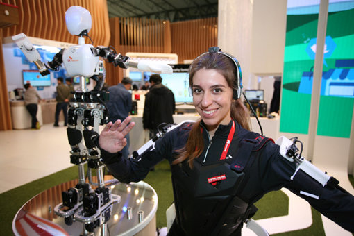 22일 스페인 바르셀로나에서 개막하는 세계 최대 이동통신 전시회 MWC에선 ‘5G 기술과 관련 서비스’가 핵심 전시품목으로 눈길을 사로잡을 전망이다. 지난해 행사에서 SK텔레콤이 선보인 초저지연 5G 로봇. 사진제공｜SK텔레콤