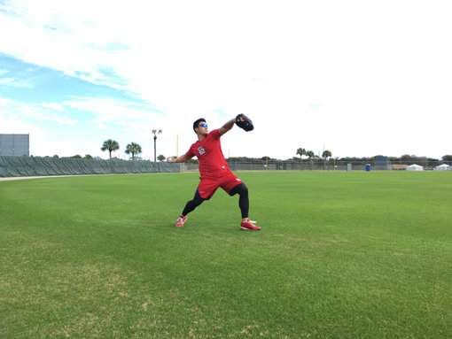 세인트루이스 오승환이 17일(한국시간) 팀의 스프링캠프지인 미국 플로리다주 주피터의 로저 딘 스타디움에서 롱토스로 몸을 풀고 있다. 사진제공｜스포츠인텔리전스그룹