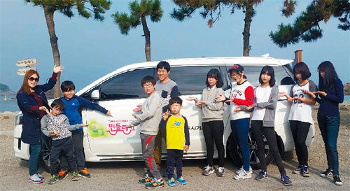 대전의 삼성지역아동센터는 지난해 10월 23∼25일 센터를 이용하는 학생들의 가을여행에 민들레카를 활용했다. 손소리복지관 제공