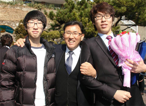 고 장세민 씨(오른쪽)의 고등학교 졸업식 기념사진. 왼쪽은 동생 장세윤 씨, 가운데는 부친인 장병강 씨다. 포스텍 제공
