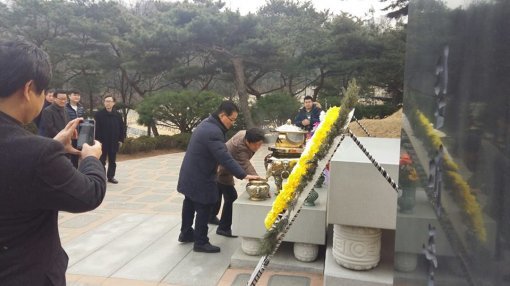 박지원 의원이 18일 현충원에서 김대중 전 대통령 묘소에 참배하고 있다. | 박지원 의원 페이스북