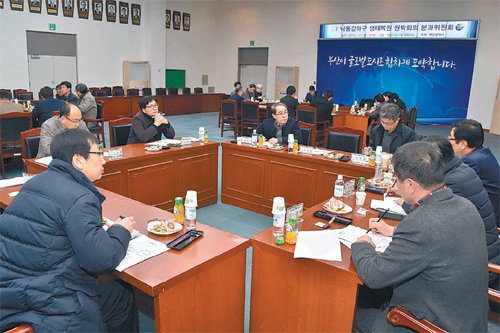 17일 부산시청에서 열린 ‘낙동강하구 생태복원 원탁회의 분과위원회’ 회의에서 위원들이 구체적인 사업을 발표하고 있다. 부산시 제공