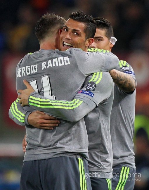 레알 마드리드 크리스티아누 호날두(가운데)가 18일(한국시간) 스타디오 올림피코에서 열린 AS로마와의 2015~2016시즌 UEFA 챔피언스리그 16강 원정 1차전 후반 12분 결승골을 터트린 뒤 기뻐하고있다. 사진=ⓒGettyimages멀티비츠