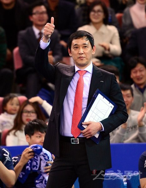 최태웅 감독이 이끄는 현대캐피탈은 올 시즌 24승8패, 승점 69로 선두를 달리고 있다. 17일 구미 KB손해보험전 승리로 14연승 행진도 이어갔다. 그럼에도 최 감독은 “아직도 1위가 실감나지 않는다. 조심스럽다”며 말을 아꼈다. 일희일비하지 않고, 선수들을 편안하게 해주기 위해서다. 스포츠동아DB