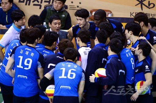 현대캐피탈 최태웅 감독은 최근 2경기에서 단 한 번도 작전타임을 부르지 않았다. 선수들이 알아서 척척 움직인 덕분이다. 최 감독의 리더십을 앞세워 현대캐피탈은 최근 14연승행진을 펼치고 있다. 스포츠동아DB