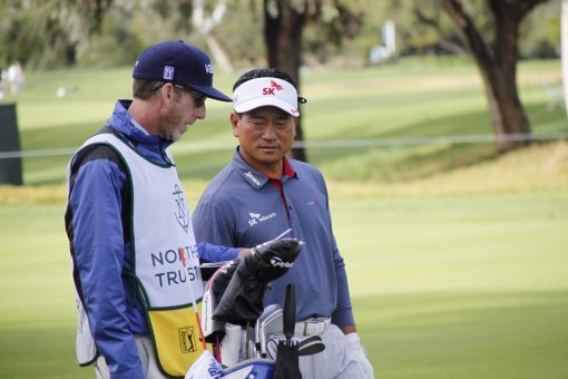 미 PGA 투어 노던트러스트오픈 1라운드 9번홀에서 세컨드 샷을 하기 전 캐디와 상의하고 있는 최경주(오른쪽). 사진｜주영로 기자 na1872@donga.com