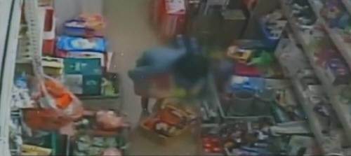 감금과 폭행을 
견디다 못해 12일 집을 탈출한 A 양이 동네 슈퍼마켓에서 먹을 것을 챙기고 있다. 채널A 제공