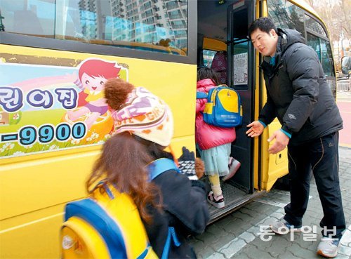 전 유도 국가대표 최천 씨(오른쪽)가 인천의 한 어린이집에서 원생들을 승합차에 태우고 있다. 최 씨는 요즘 고모가 운영하는 
어린이집에서 운전사로 일한다. 운전사 한 명이 갑자기 그만두는 바람에 맡게 됐다. 최 씨는 직전까지 건설현장 등에서 일용직으로 
일했다. 인천=장승윤 기자 tomato99@donga.com