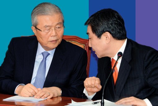 더불어민주당 김종인 비상대책위원장(왼쪽)이 2월 15일 국회에서 열린 비상대책위원회 회의에서 모두발언을 마치고 이종걸 원내대표와 대화를 나누고 있다. 동아일보