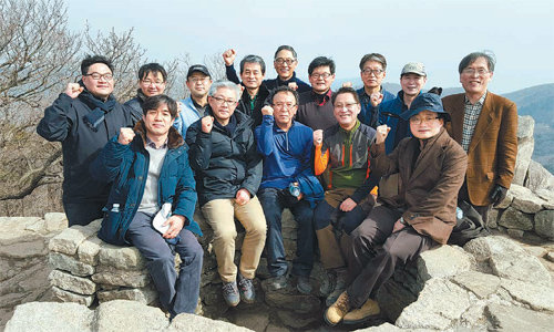 영남대 노석균 총장(앞줄 오른쪽에서 두 번째)과 보직 교수들이 20일 경남 남해군 금산 정상에서 대학 발전을 다짐하고 있다. 영남대 제공