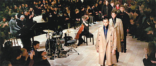 올해 1월 영국 런던에서 열린 버버리 남성 패션쇼. 영국 가수 벤저민 클레먼타인이 무대 한가운데에서 피아노를 치며 노래를 부른 이 쇼는 애플TV의 버버리 앱을 통해 생중계됐다. 버버리 제공