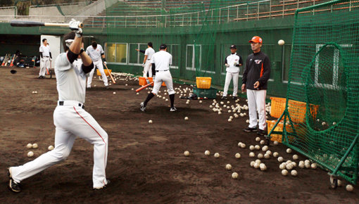 한화 김성근 감독(오른쪽 끝)이 21일 일본 오키나와 고친다구장에서 선수들에게 직접 토스 배팅 공을 올려주고 있다. 사진제공｜한화 이글스