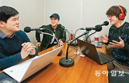 서울 금천구의 한 전용녹음실에서 팟캐스트 방송을 녹음하고 있는 기자, 마통, MC표범(왼쪽부터). 진행자들은 매주 토요일 게스트를 초청해 직장인의 고충에 대한 ‘뒷담화’를 나눈다. 박영대 기자 sannae@donga.com