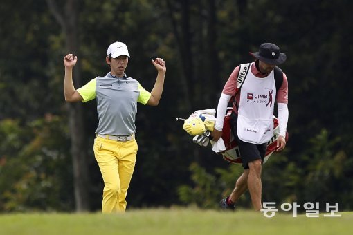 미국여자프로골프(LPGA)투어에서 활약 중인 김효주가 훈련 도중 피부 트러블을 막기 위해 선블록을 바르고 있다(가운데 사진). 박인비(위쪽 사진)와 노승열(아래쪽 사진)은 각각 티샷 전과 경기 도중 스트레칭으로 몸을 풀고 있다. 동아일보DB