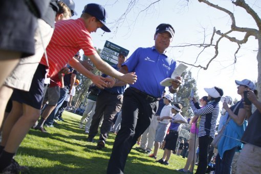 최경주가 22일(한국시간) 미국 캘리포니아주 퍼시픽 팰리세이즈 리베이라 골프장에서 열린 미 PGA  투어 노던트러스트오픈 최종 4라운드에서 15번홀로 이동하면서 응원하는 팬들의 손을 터치하고 있다. 사진｜주영로 기자 na1872@donga.com