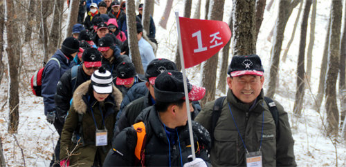 소상공인시장진흥공단은 소상공인의 애로사항을 바로 해결하고, 관계자들과 네트워크를 형성할 수 있는 ‘서로 돕고 엮어주기’ 사업을 
강력하게 추진했다. 지난달 16일 경기 화성시 무봉산에서 열린 ‘엮어주기 사업’ 행사에서 이일규 공단 이사장(오른쪽)이 
소상공인들과 함께 산행을 하고 있다. 소상공인시장진흥공단 제공