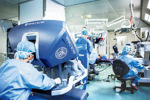 계명대 동산병원 의료진이 로봇수술센터에서 콘솔(조종 장치)의 확대 영상을 보며 암 수술을 하고 있다. 계명대 동산병원 제공