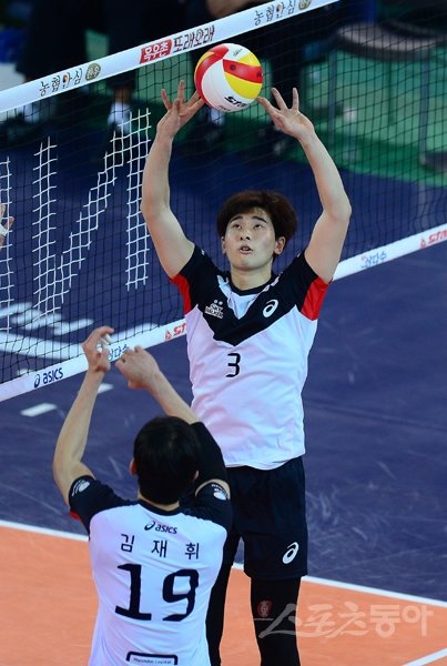 현대캐피탈 세터 노재욱(3번)은 ‘스피드 배구’의 중심이다. 현대캐피탈의 15연승과 선두 수성에 엄청난 힘을 보탠 것은 물론이다. 현대캐피탈 최태웅 감독은 “노재욱이 토스 자세를 바로잡으면서 상대 블로킹을 따돌리는 기술이 생겼다. 노력의 결과”라고 칭찬했다. 스포츠동아DB