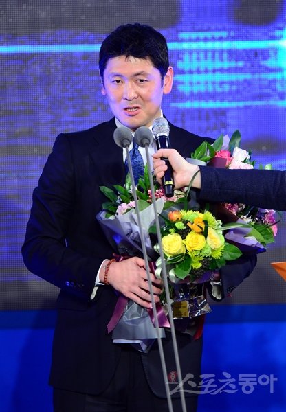 22일 서울 반포동 JW메리어트호텔에서 열린 ‘2015-2016 KCC 프로농구 시상식’에서 감독상을 수상한 KCC 추승균 감독이 소감을 밝히고 있다. 김민성 기자 marineboy@donga.com