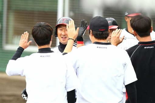 LG 이병규(7번·왼쪽 2번째)가 22일 일본 오키나와 고친다구장에서 벌어진 한화와의 연습경기 3회 우월3점홈런을 터트린 뒤 동료들의 축하를 받고 있다. 사진제공｜LG 트윈스