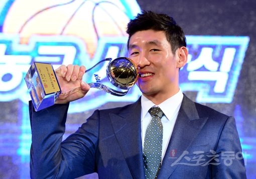 22일 서울 반포동 JW메리어트호텔에서 열린 ‘2015-2016 KCC 프로농구 시상식’에서 통산 4번째 MVP를 수상한 모비스 양동근이 트로피에 키스하고 있다. 김민성 기자 marineboy@donga.com