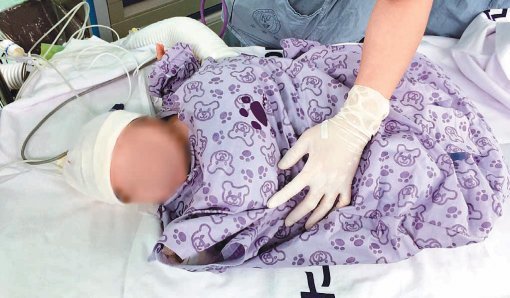 수술을 앞두고 일회용 에어블랭킷을 착용한 아이의 모습. 면역력이 약한 소아의 경우 수술 중 체온 유지가 반드시 필요하다. 대한외과감염학회 제공