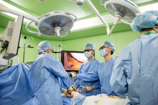 서울아산병원 유창식교수팀이 흉터는 최소화하면서 장기내부를 입체적으로 볼수 있는 3D 복강경시스템으로 대장암 환자를 수술하고 있다.