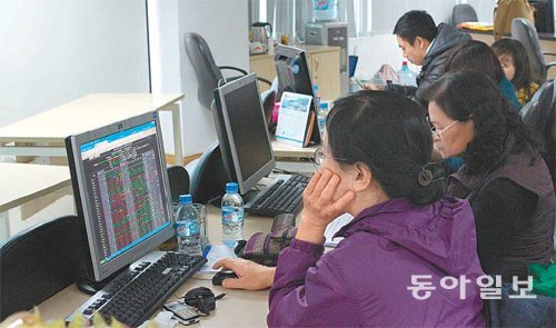 베트남 투자자들이 19일 KIS베트남 하노이 지점에서 진행된 투자설명회에 참석해 올해 베트남 경제 전망과 투자 정보 등을 듣고 있다. 하노이=이건혁 기자 gun@donga.com