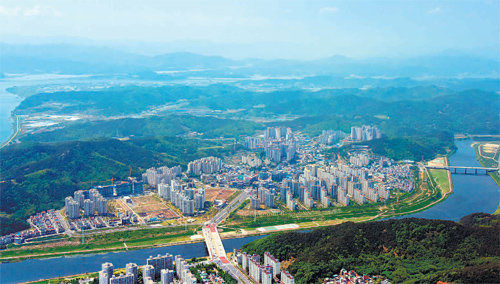 달성군이 인구 20만 명을 넘어서며 대구의 중심으로 성장하고 있다. 강과 산으로 둘러싸인 다사읍은 정주 여건이 좋아서 아파트 신축이 잇따른다. 달성군 제공