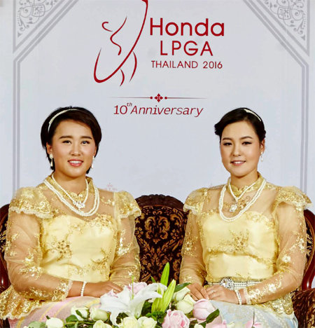 양희영(왼쪽)과 전인지가 태국 촌부리에서 열리는 미국여자프로골프투어 혼다 타일랜드 대회 개막을 앞둔 23일 태국 전통 의상을 입고 기념 촬영을 하고 있다. 혼다 타일랜드 대회 조직위원회 제공