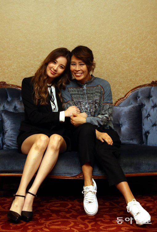 마치 뮤지컬의 한 장면 같았다. 최정원(오른쪽)과 서현은 사진기자가 주문하기도 전에 포즈를 착착 맞추는 ‘찰떡 호흡’을 과시했다.
 특히 누가 먼저랄 것도 없이 극 중 노래인 ‘허니, 허니’를 똑같은 순간에 같이 불렀다. 박영대 기자 
sannae@donga.com