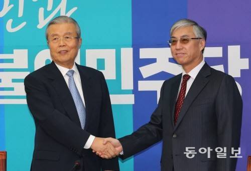 野 대표까지 찾아가… 中 대사의 ‘사드반대 협박’ 더불어민주당 김종인 비상대책위원회 대표(왼쪽)가 23일 국회 대표실로 예방한 추궈훙 주한 중국대사와 악수하고 있다. 추 대사는 “양국관계를 오늘날처럼 발전시킨 노력이 사드 문제로 순식간에 파괴될 수 있다”고 말했다. 홍진환 기자 jean@donga.com