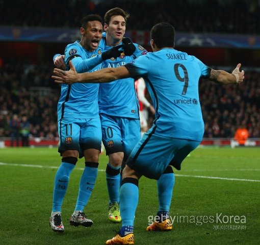 바르셀로나 리오넬 메시(가운데)가 24일(한국시간) 아스널과의 UEFA 챔피언스리그 16강 원정경기에서 첫 골을 터뜨린 뒤 네이마르(왼쪽), 루이스 수아레즈의 축하를 받고 있다. 사진=ⓒGettyimages멀티비츠