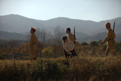 영화 ‘귀향’의 여주인공 강하나와 최리의 연기는 나이와 경력을 무색케 한다. 이들이 영화에 참여하기까지 드라마틱한 과정이 객석으로 전해져 그 감동을 배가한다. 사진은 영화 속 한 장면. 사진제공｜제이오엔터테인먼트