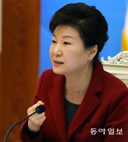 주먹 불끈 박근혜 대통령이 24일 청와대에서 열린 국민경제자문회의에서 모두발언을 하고 있다. 취임 
3주년을 하루 앞둔 이날 박 대통령은 10여 차례 손으로 책상을 내리치며 노동개혁법과 서비스산업발전기본법, 테러방지법을 통과시키지
 않는 국회를 강도 높게 비판했다. 변영욱 기자 cut@donga.com