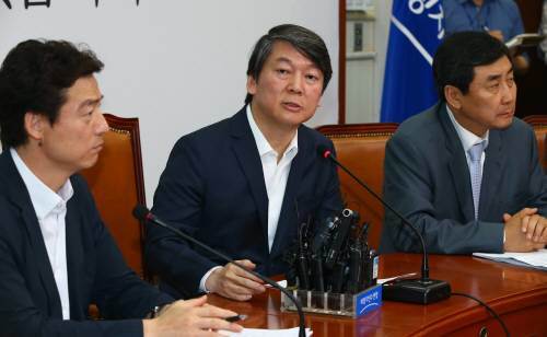 지난해 7월 송호창 의원(왼쪽)과 안철수 대표(오른쪽). (사진=동아일보DB)