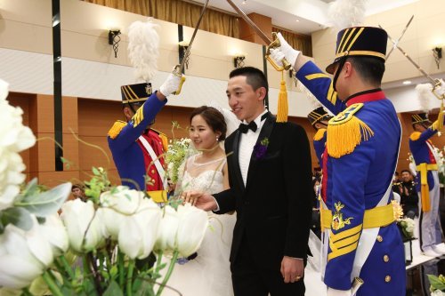 25일 육군사관학교 졸업식 직후 육사 내 생도회관에서 결혼식을 올린 옥타브르 생도와 난딘체첵 씨.