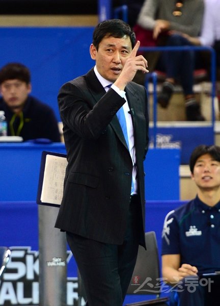 최태웅 감독은 올 시즌 현대캐피탈의 돌풍을 지휘하고 있다. 7년 전 현대캐피탈의 3년 연속 정규시즌 우승을 저지한 팀은 삼성화재였고, 당시 그 팀의 세터는 최태웅이어서 그 스토리가 흥미롭다. 스포츠동아DB