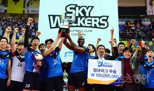 현대캐피탈이 25일 안산 상록수체육관에서 열린 OK저축은행과 경기에서 승리하면서 2008~2009시즌 이후 7년 만에 정규리그에서 우승했다. 경기 직후 최태웅 감독과 선수들이 트로피를 함께 들어 올리며 기뻐하고 있다.
안산｜김민성 기자 marineboy@donga.com