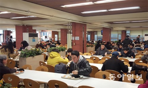 다음 주 개강을 앞둔 25일 서울 동대문구 이문로 한국외국어대 학생식당에서 학생들이 식사를 하고 있다. 외대는 새 학기를 앞두고 외부인은 학생식당을 이용할 수 없도록 규정을 바꿨다.

정동연 기자 call@donga.com