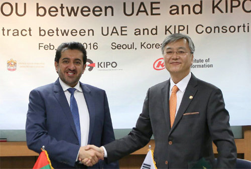 최동규 특허청장(오른쪽)과 알 셰히 아랍에미리트 경제부 차관이 특허정보시스템 수출 계약을 마친 뒤 악수하고 있다. 특허청 제공