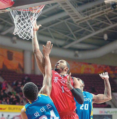 “비켜” KGC 찰스 로드(가운데)가 25일 안양체육관에서 열린 2015∼2016 KCC 프로농구 6강 플레이오프 1차전에서 삼성 선수들의 이중 수비를 뚫고 골밑 슛을하고 있다. KGC는 더블더블(20득점, 10리바운드)을 기록한 로드와 마리오 리틀(22득점)의 활약에 힘입어 96-71로 25점 차 대승을 거뒀다. KBL 제공