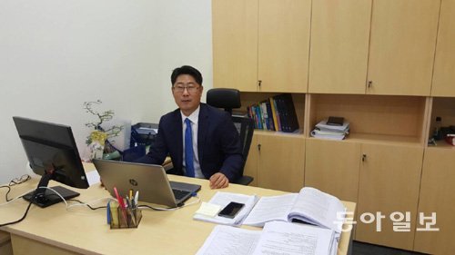 22∼24일 베트남 호찌민과 하노이에서 만난 한국 로펌 베트남 전문 변호사들은 사업가 느낌을 물씬 풍겼다. 전문성과 개척정신으로 중무장한 이들은 베트남 법률서비스 시장에 새바람을 불러일으키고 있다. 위에서 아래 방향으로 안우진 율촌 호찌민 사무소 변호사(가운데), 이홍배 율촌 하노이 사무소 변호사, 김병필 태평양 호찌민 사무소 변호사, 한윤준 광장 호찌민 사무소 변호사. 호찌민·하노이=김준일 기자 jikim@donga.com