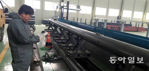 울산 울주군 반천산업단지 내 교통시설물 제작 전문회사인 ㈜한길엔지니어링에서 근로자가 자동화 시스템으로 신호등을 제작하고 있다. 이 회사는 ‘회전식 신호등’으로 특허를 받는 등 교통시설물 분야에서 다양한 특허를 보유하고 있다. 정재락 기자 raks@donga.com